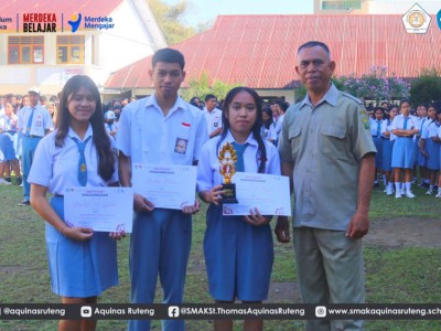 Pak Agus Menyerahkan Penghargaan