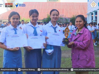 Ibu Rini Menyerahkan Penghargaan