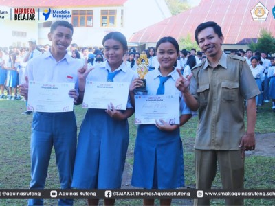 Pak Flo Menyerahkan Penghargaan