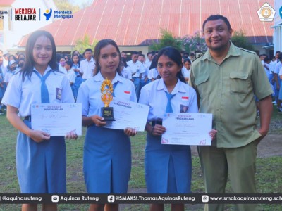 Pak Theo Menyerahkan Penghargaan