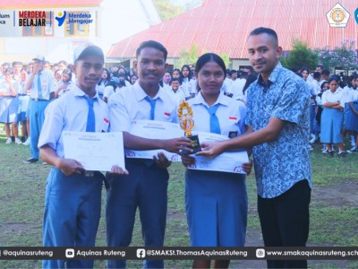 Pak Tyo Menyerahkan Penghargaan